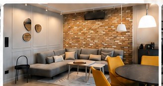 Salon z ceglaną ścianą i strefą wypoczynku